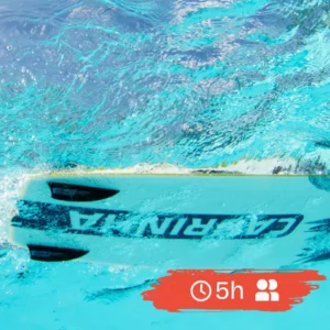 Podwodne ujęcie deski Cabrinha unoszącej się na wodzie podczas 5-godzinnego kursu grupowego kitesurfingu w Kalpitiyi.