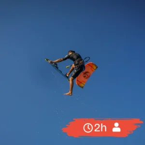 Mężczyzna w powietrzu wykonujący trik na latawcu Cabrinha podczas 2-godzinnej sesji coachingu kitesurfingu w Kalpitiyi.