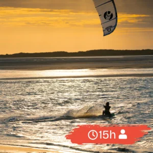 Kobieta pływająca na sprzęcie Cabrinha o zachodzie słońca podczas 15-godzinnego kursu indywidualnego kitesurfingu w Kalpitiyi – wolność, spokój i siła.