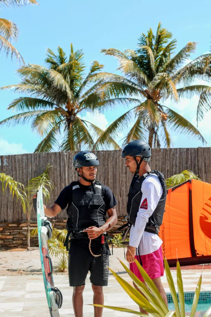 Kitesurfing students in Sri Lanka with board and kite – learning with Windspired instructors on the beach.
