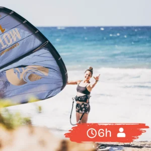 Kobieta stojąca na plaży i trzymająca latawiec Cabrinha podczas 6-godzinnego kursu indywidualnego kitesurfingu w Kalpitiyi.