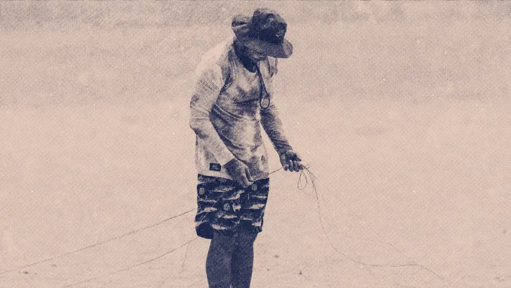 Mężczyzna rozplątujący linki latawca Cabrinha na plaży podczas 2-godzinnej lekcji prywatnej kitesurfingu w Kalpitiyi.
