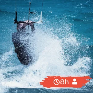 Kitesurfer w wodzie trzymający bar Cabrinha podczas 8-godzinnego kursu indywidualnego kitesurfingu w Kalpitiyi.